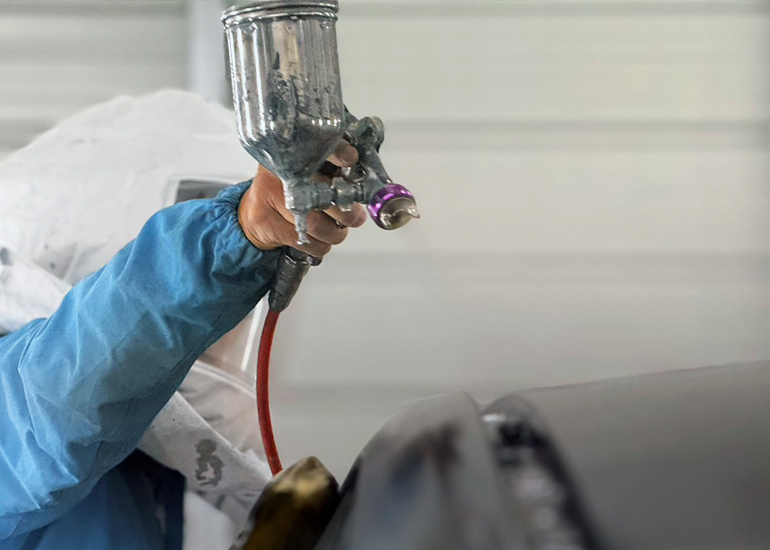 自社工場で板金塗装