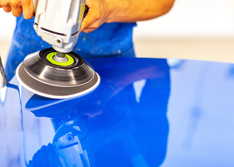 自社工場で板金塗装